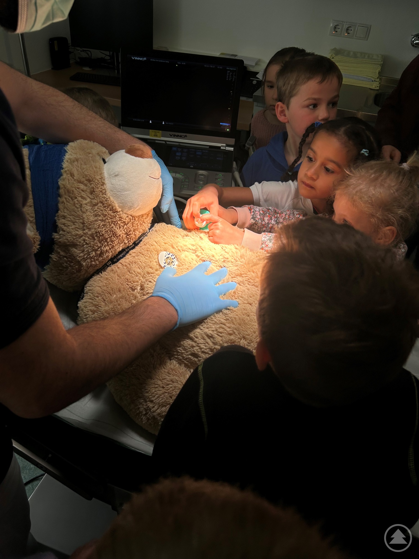  Bei der nächsten Station wurde neben  einer Sonografieaufnahme auch das Nähen einer Wunde an einem Plüsch-Teddy  demonstriert.