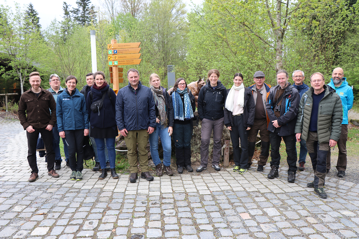 Nationalparkleiterin Ursula Schuster (3.v.l.) stellte dem Evaluierungs-Komitee aktuelle Projekte und  Maßnahmen vor. Auf der Tagesordnung stand auch ein Besuch im Haus zur Wildnis. (Foto:  Nationalpark Bayerischer Wald)