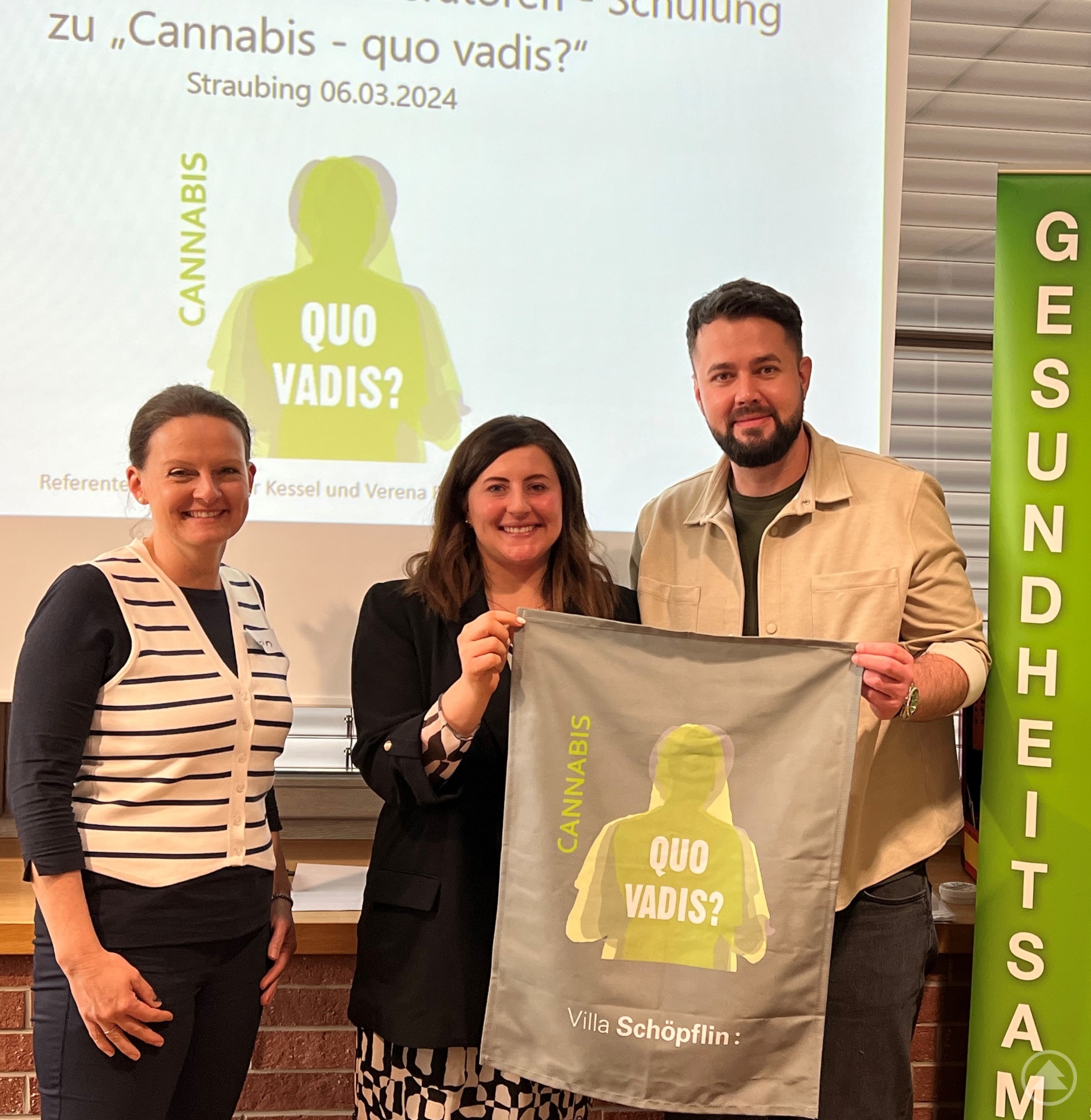 Auf der ersten Moderatorenschulung legten sie unter dem Titel „Cannabis – quo vadis?“ den Grundstein  für eine erfolgreiche Cannabisprävention an Schulen: Karin Bilek, Projektverantwortliche mit dem Fokus  Cannabis im Suchtpräventionsteam der Regierung von Niederbayern, überreichte den 24  Präventionsfachkräften ihre Zertifikate. Intensiv darauf vorbereitet wurden sie von Verena Reitberger  vom Gesundheitsamt Straubing-Bogen und Christopher Kessel vom Gesundheitsamt Freyung-Grafenau (von links).