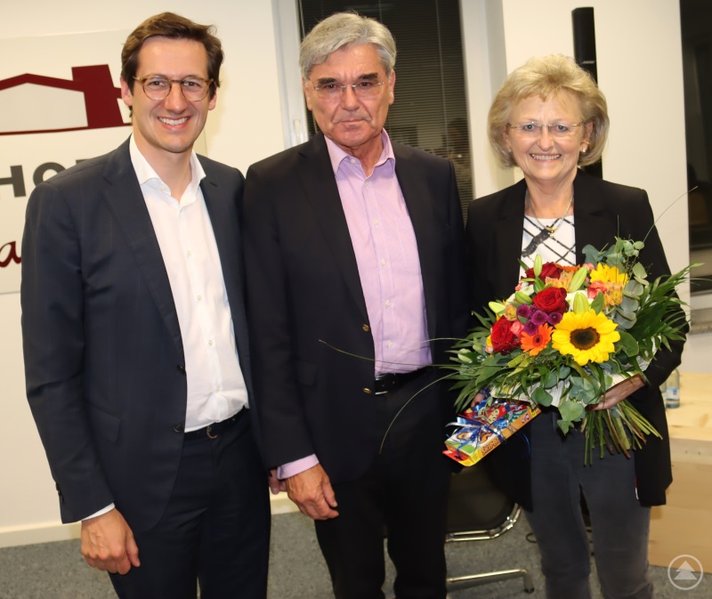 Mit einem Blumenstrauß überraschte MdL Stefan Ebner (li.) Kaesers Ehefrau Rosmarie