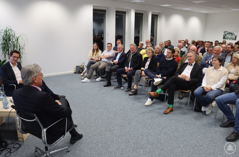 Mit großem Interesse verfolgten die Zuhörer die Talkrunde mit Joe Kaeser (r.) und Stefan Ebner