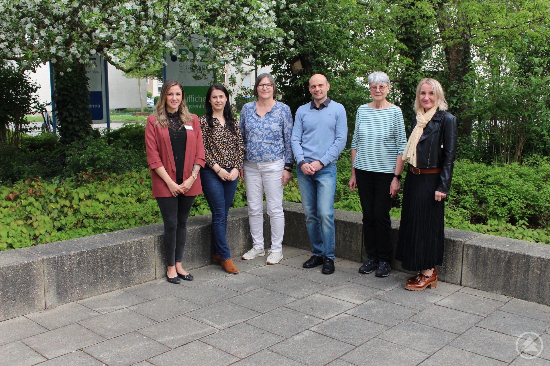 Sonja Oertel (PSAG-Geschäftsführung), Luisa Aguiar (1. Vorsitzende PSAG), Karolina Stechele (Fachliche Leitung BTZ Straubing), Ernest Fischmann (Facharzt für Psychiatrie am Gesundheitsamt Straubing), Frau Greiner (Familienangehörige einer Psychose-Erkrankten), Astrid Hausladen (Vorstandschaft PSAG, von links).