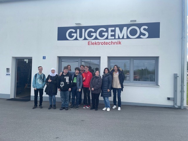 Besuch der Schülerinnen und Schüler der Don Bosco Schule bei Elektro Guggemos (hinten Mitte: Anna Gattermann und Daniel Hohm, beide Lehrkräfte der Don Bosco-Schule, rechts im Bild Eva Simmeth-Kittl und Bettina Göttl)