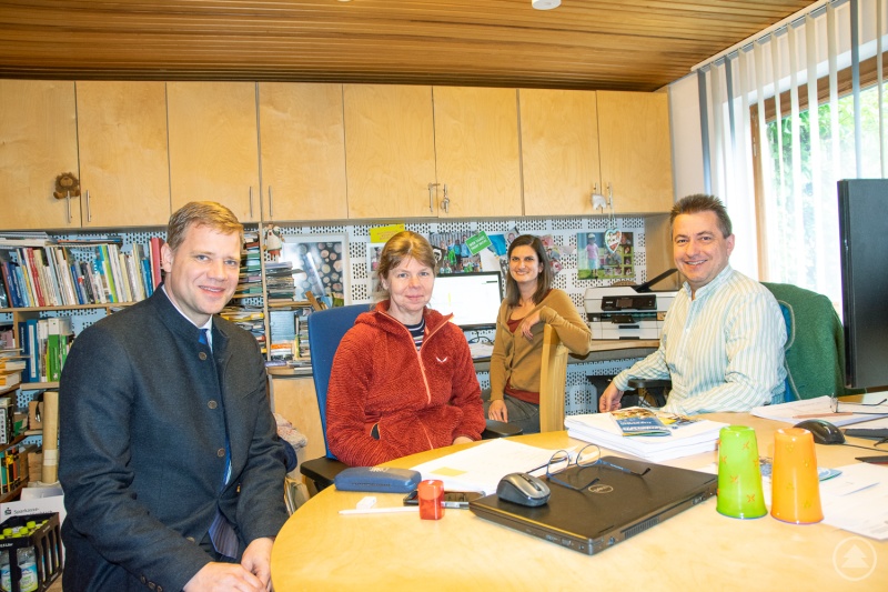 Der Endspurt der „drumherum“-Vorbereitungen hat begonnen. Bezirkstagspräsident Dr. Olaf Heinrich (v.l.) besuchte Sonja Petersamer, Lisa Ditz und Roland Pongratz vom Organisationsteam in Regen. 