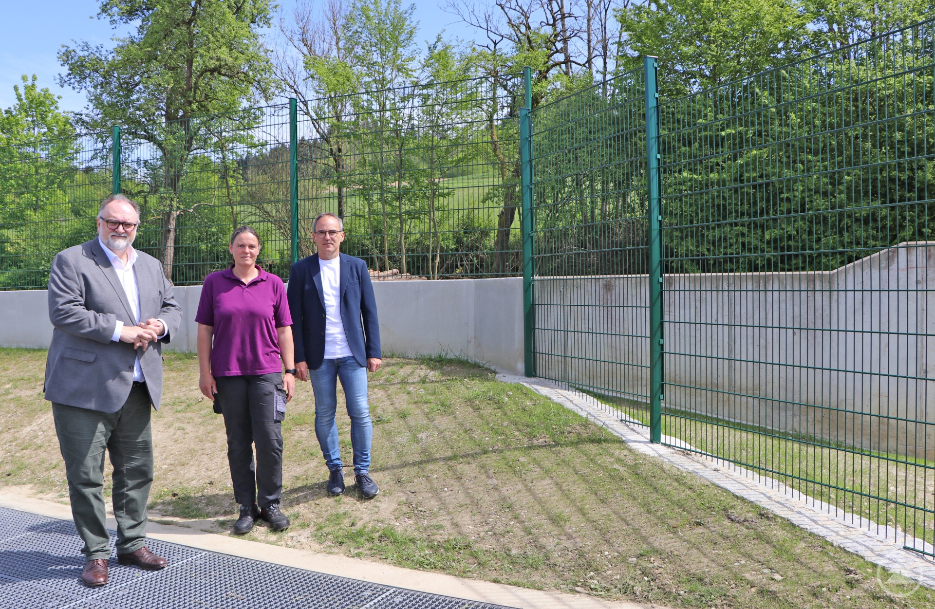 Oberbürgermeister Jürgen Dupper (von links), die Betriebsleiterin der Kläranlage  Judith Friedlmeier und der Leiter der Dienststelle Stadtentwässerung Thomas  Teichmann freuen sich, dass das neue Schutzziel für die Kläranlage erreicht ist. Im  Hintergrund ist die Winkelstützwand an der Wiener Straße zu sehen