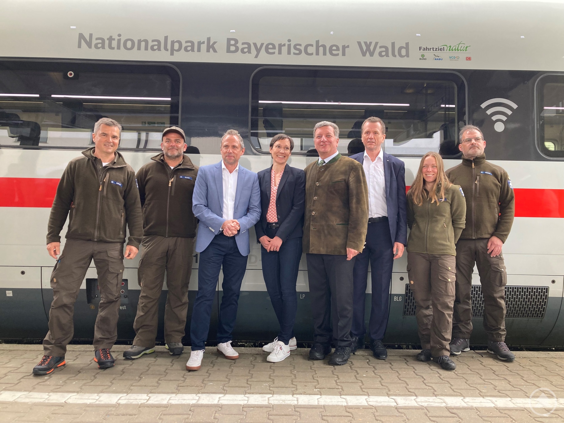 Beim Pressetermin in Plattling umringt von Rangern des Nationalparks Bayerischer Wald v.l.n.r. Thorsten Glauber, Bayerischer Staatsminister für Umwelt und Verbraucherschutz, Ursula Schuster, Leiterin des Nationalparks Bayerischer Wald, Christian Bernreiter, Bayerischer Staatminister für Wohnen, Bau und Verkehr und Klaus-Dieter Josel, Konzernbevollmächtigter der DB in Bayern - Copyright DB AG 