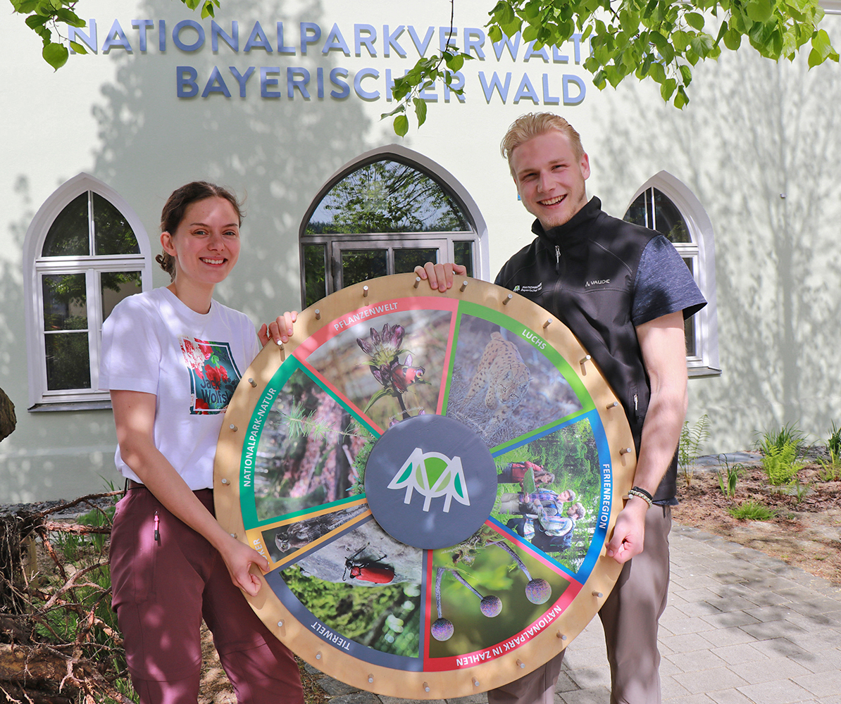 Das Nationalpark-Glücksrad auf der Landesgartenschau wird unter anderem von Katharina und  Timon betreut, die heuer ihr Freiwilliges Ökologisches Jahr im Schutzgebiet machen. (Foto:  Nationalpark Bayerischer Wald)