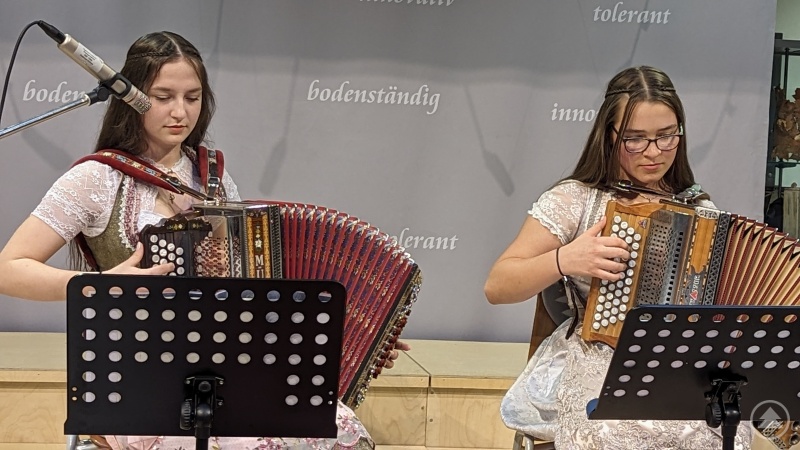 Joana Weiß und Verena Schopf unterhielten als „Die Zwoa“ das Publikum mit bayerischer Volksmusik.